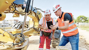 Kolega Ante objašnjava drugom kolegi nešto na tabletu