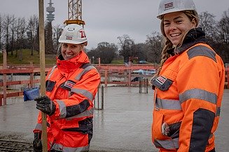Bild von zwei Mitarbeiterinnen auf der Baustelle