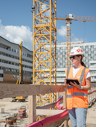 Kolegyňa s tabletom na stavbe