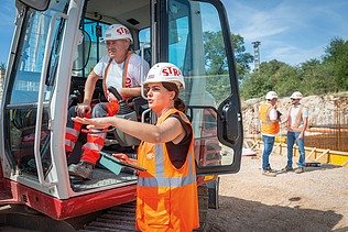 Anamarija priča s kolegom u bageru na gradilištu