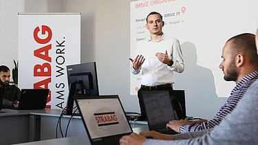 Photo Man presenting with both hands in a seminar room
