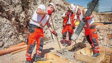 Kolege na gradilištu betoniraju