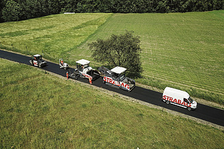 STRABAG Asphaltfertiger bei der Arbeit