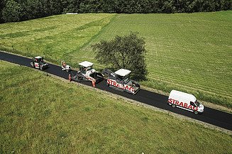 STRABAG Asphaltfertiger bei der Arbeit