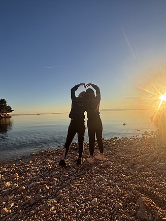 Tania s prijateljicom na plaži radi srce s rukama