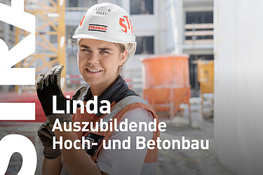 Auszubildende mit STRABAG Helm steht auf einer Baustelle und zieht ihren Handschuh an