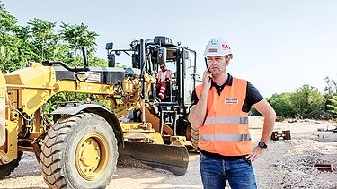 Kolega priča na mobitel na gradilištu