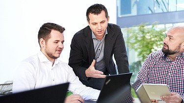 Obraz kariery 4 Zdjęcie 3 Pracownicy z okularami VR przed ekranem