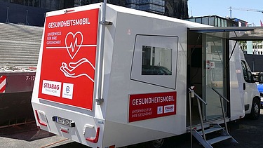 The health mobile stands in front of Cologne Cathedral