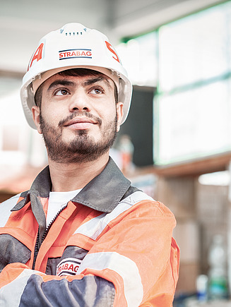 Photo Man with helmet and clasped hands looks up right