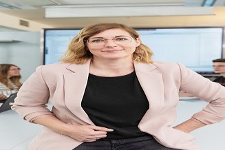 Porträt von einer Frau in schwarz-weiß, die eine STRABAG-Jacke trägt