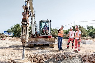 Kolega Ante pokazuje drugim kolegama rupu na gradilištu