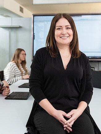 Fototechnicus in kantoor bekijkt plan