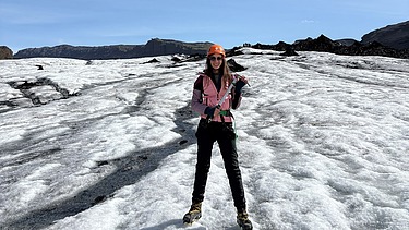 Nikolina gleda u kameru i smije se