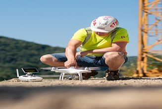 Kolega Martin pri práci s dronom
