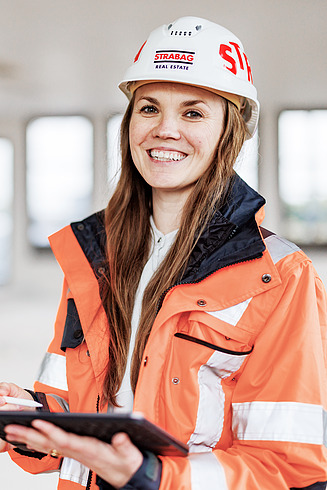 Porträt einer lächelnden Frau in schwarz-weiß