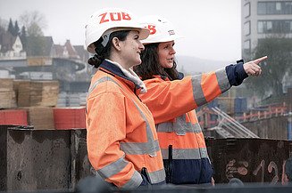 Zwei Bauleiterinnen auf der Baustelle