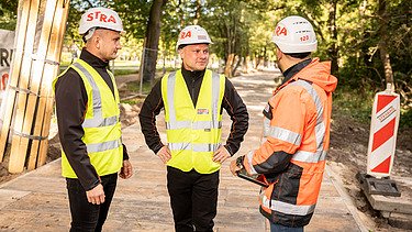Zdjęcie: Ricardo wraz z pracownikami budowlanymi ustalają harmonogram