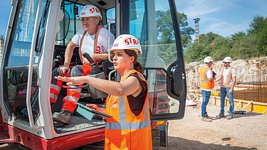 Anamarija priča s kolegom u bageru na gradilištu