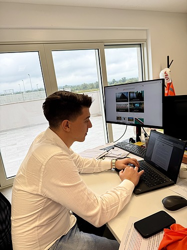 Igor u uredu za laptopom