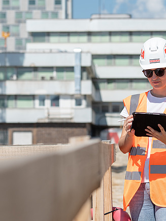 Kolegyňa s tabletom na stavbe