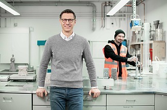 Image of an employee at work in the laboratory with colleagues