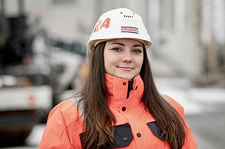 Kolegyně při stroji.