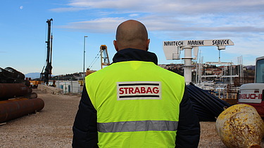 Daniel na gradilištu okrenut leđima