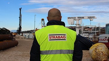 Daniel na gradilištu okrenut leđima