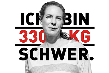 Porträt einer Dame in schwarz-weiß, Text im Hintergrund: Ich bin 650 Kilogramm schwer