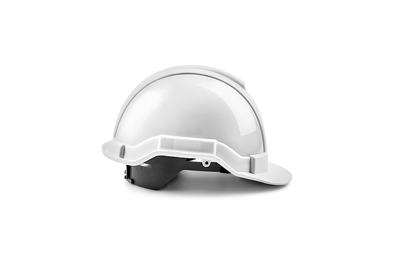Weisser Bauhelm auf weissem Hintergrund
