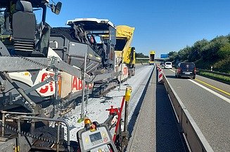 STRABAG Fertiger während der Arbeit