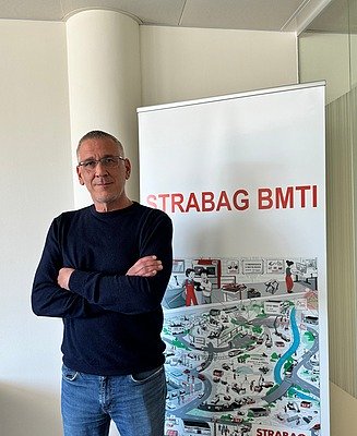 Željko pozira ispred STRABAG BMTI roll up-a