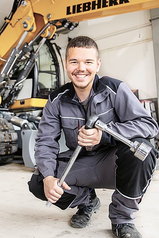 Kolegica Anna gleda u kameru, crno-bijela fotografija