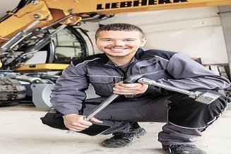 Kolegica Anna gleda u kameru, crno-bijela fotografija