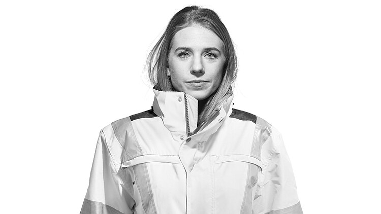 Hölgy portréja fekete-fehérben, háttérben szöveg: 3,640 kilogrammot nyomok