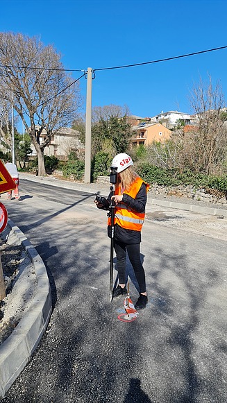Tania na gradilištu izvodi mjerenja