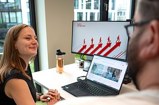 Linda an ihrem neuen Arbeitsplatz