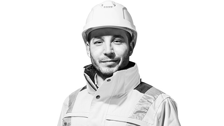 Férfi portré fekete-fehérben, háttérben szöveg: 14,036 kilogramm vagyok 