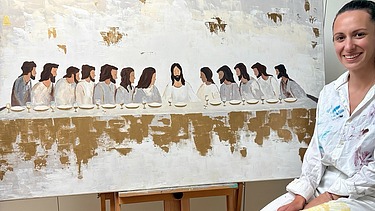 Nikolina gleda u kameru i smije se