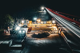 STRABAG Baustelle bei Nacht