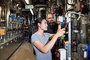 Eine Frau und ein Mann arbeiten im Bereich Servicetechnik bei STRABAG