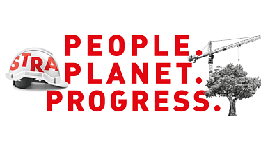 Links ein weisser Helm mit STRABAG Logo, Rechts ein Baum bei dem ein Kran darübersteht. In der Mitte drei Worte. PEOPLE. PLANET. PROGESS.