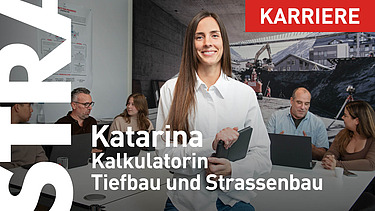 Katarina in einem Sitzungszimmer vor Tischen und im Hintergrund weitere Personen