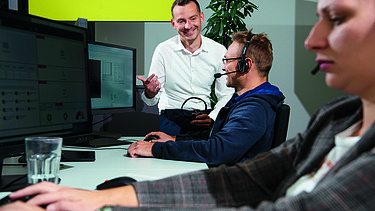 Fotografija Matije kako priča s kolegom