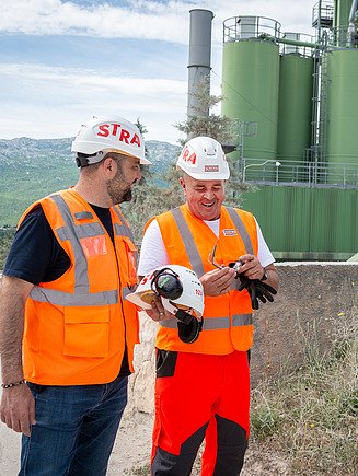 Fotografija dvojice kolega kako gledaju zaštitnu opremu