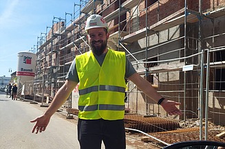 Jure na gradilištu raširenih ruku