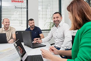 Kolege na sastanku razgovaraju