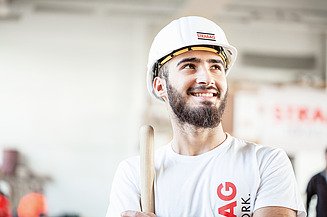 Photo man with beard and construction helmet