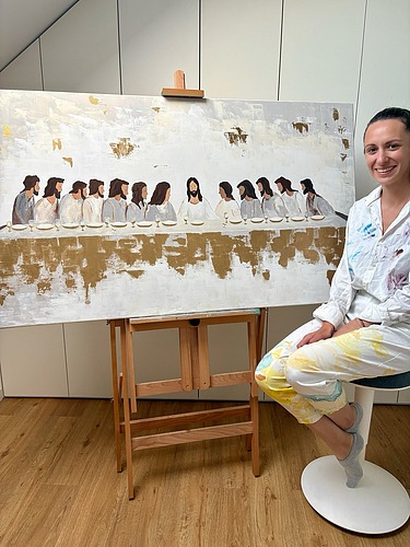 Nikolina gleda u kameru i smije se